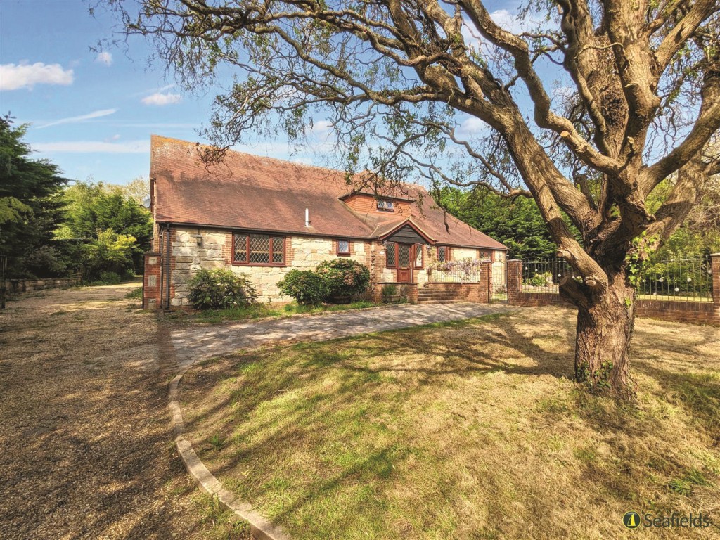 Lot: 115 - FREEHOLD DETACHED HOUSE FOR IMPROVEMENT AND BARN AND OUTBUILDINGS WITH POTENTIAL ON A PLOT CLOSE TO ONE AND A HALF ACRES - A Front View of The House